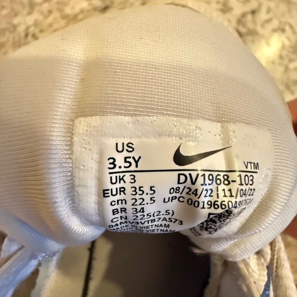 Nike White and Black Women's Sneakers - Picture 4 of 4